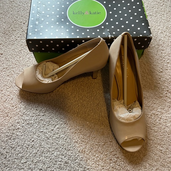 NEW with Box. Kelly & Katie Taupe Peep Toe Heels - Picture 5 of 5